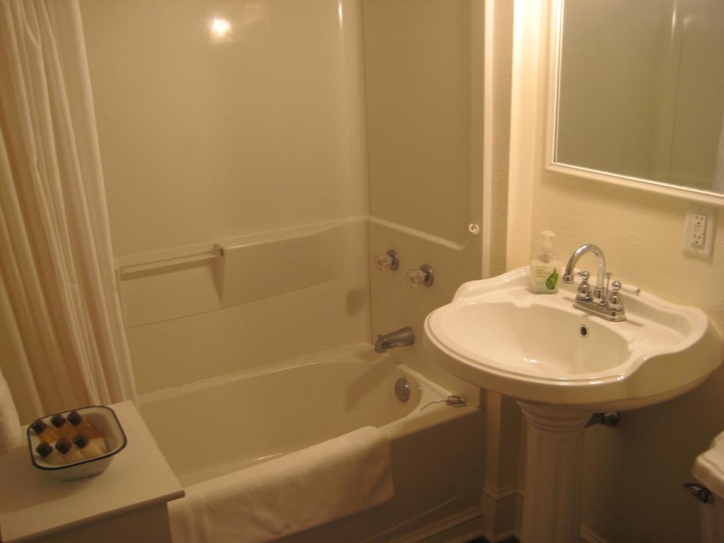 Hotel Backwoods Bed And Bath McGregor Exterior foto